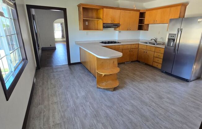 2 beds, 1 bath, 1,000 sqft, $975, Unit Upper Unit