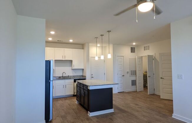 1 bed, 1 bath, 761 sqft, $1,475, Unit RES-305