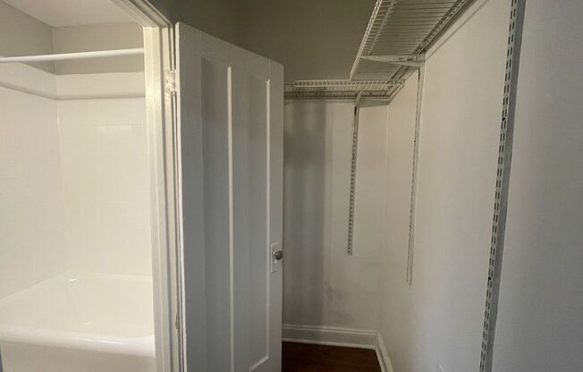 Studio, 1 bath, 400 sqft, $1,195, Unit 105