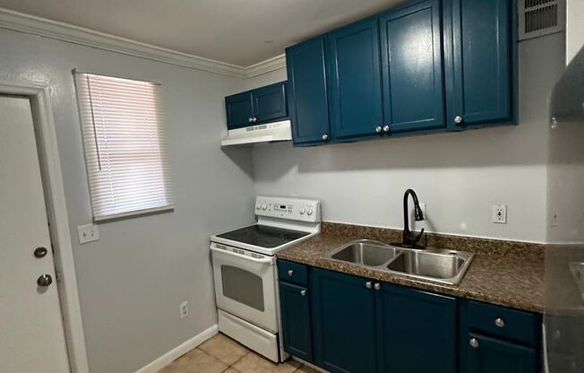 2 beds, 1 bath, 750 sqft, $900, Unit Unit 4