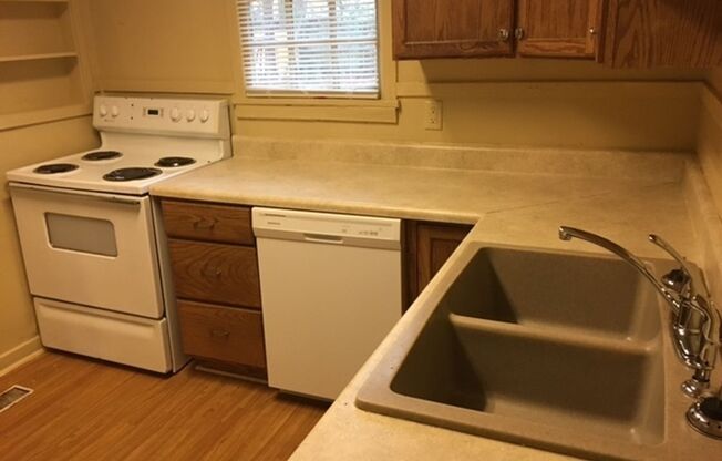 2 beds, 1 bath, $900