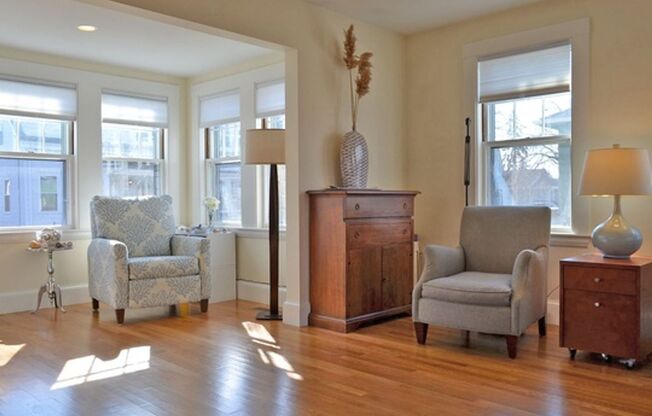 2 beds, 1.5 baths, $2,975, Unit 10A Gloucester Avenue