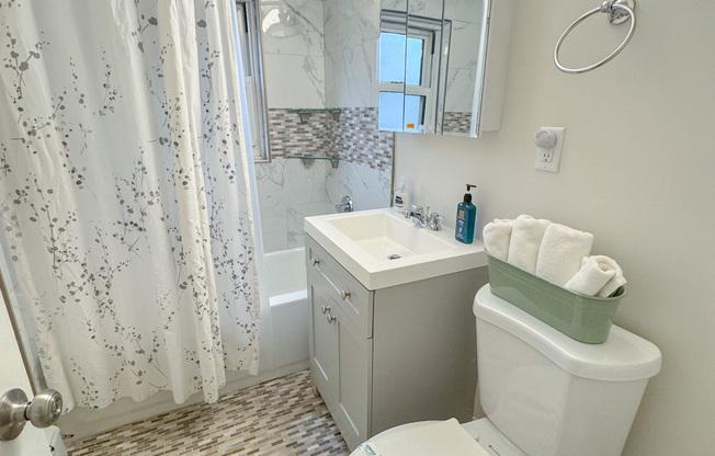 1 bed, 1 bath, 700 sqft, $4,300, Unit 2B