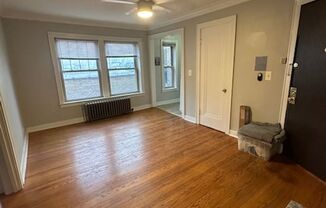 Spacious, One Bedroom in Downtown Arlington Heights, Walk to Metra, Great Location!