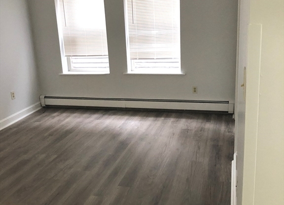 4 beds, 1 bath, 1,200 sqft, $5,600, Unit 3(2B)