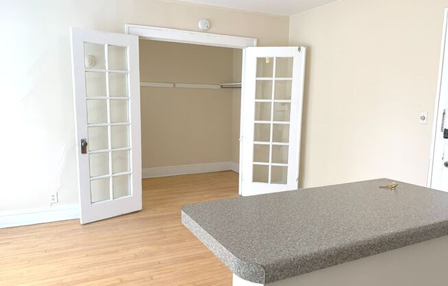 Studio, 1 bath, $895, Unit 26