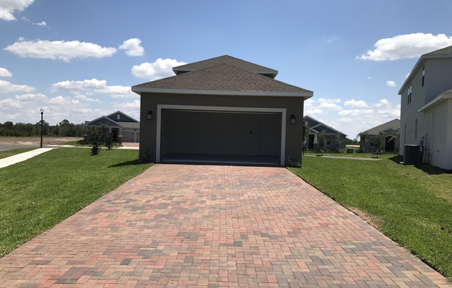 Newer 3/2.5 Home at the Oaks in Moss Park FREE Internet, Cable and Lawncare