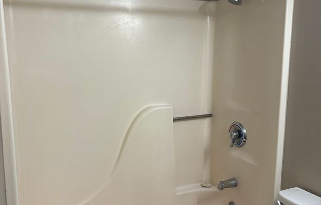 2 beds, 1 bath, 850 sqft, $1,050, Unit #22