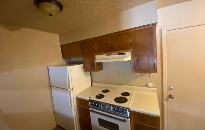 2 beds, 1 bath, $950, Unit B