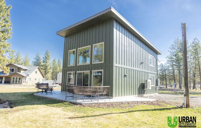 Modern 1 bedroom Cabin with amazing views out side Cheney, WA