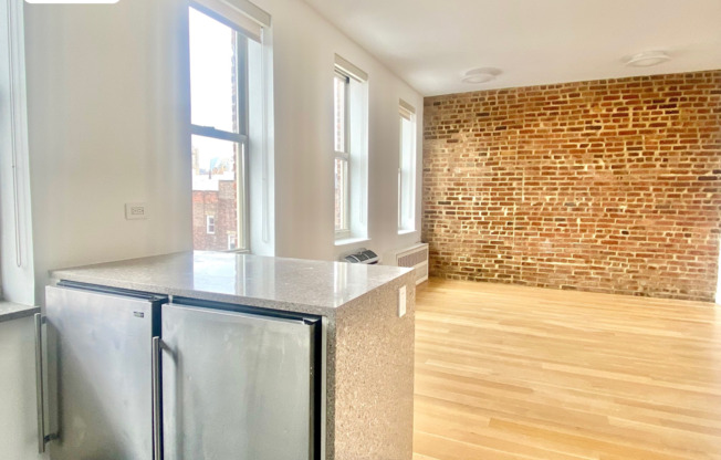 215 W 10 ST