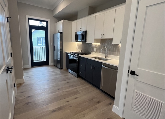 2 beds, 2 baths, 850 sqft, $3,995, Unit 203