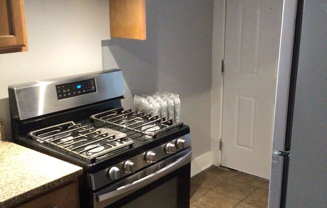 3 beds, 1 bath, $1,679, Unit 6905-3