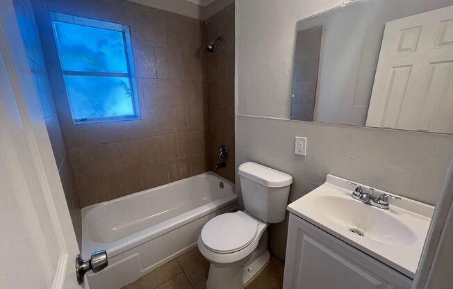 2 beds, 1 bath, $850, Unit #A