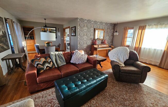 4BR 2bath ranch-style country home in Iowa City - Available Now!
