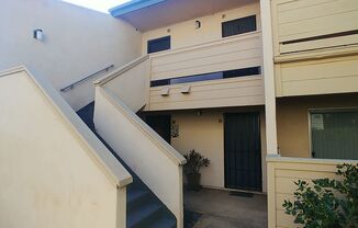 Bright Upstairs Studio Near Mesa College – Updated & Move-In Ready