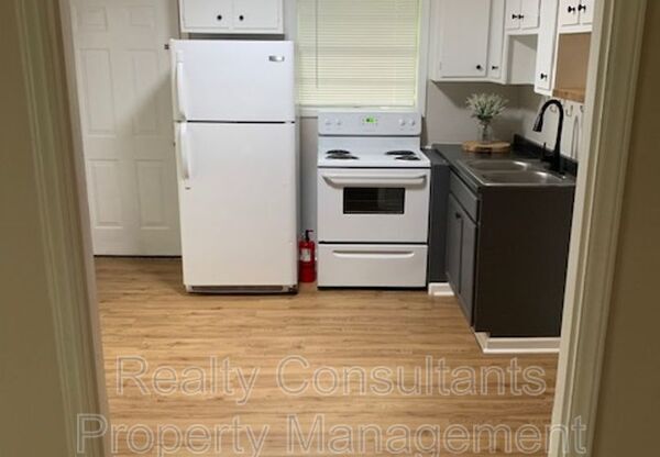 2 beds, 1 bath, 775 sqft, $975