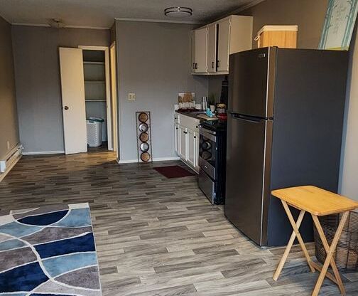 2 beds, 1 bath, $1,000, Unit 06