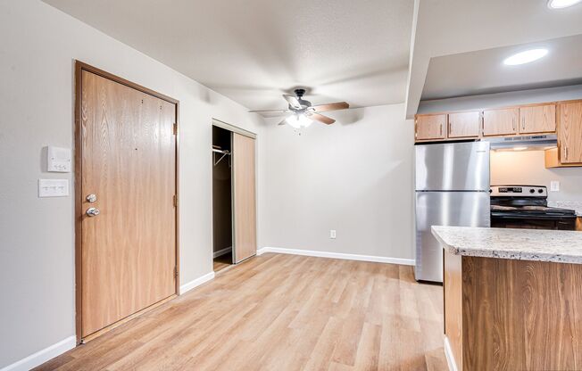 2 beds, 1 bath, 725 sqft, $1,099, Unit D202