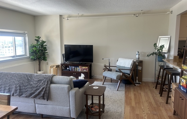 1 bed, 1.5 baths, 700 sqft, $3,600, Unit 810