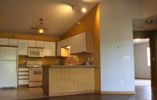 2 beds, 1 bath, $1,125