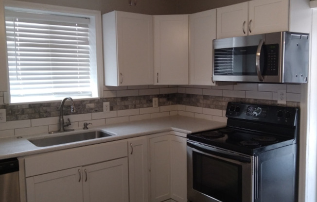 1004 1/2 Elm St