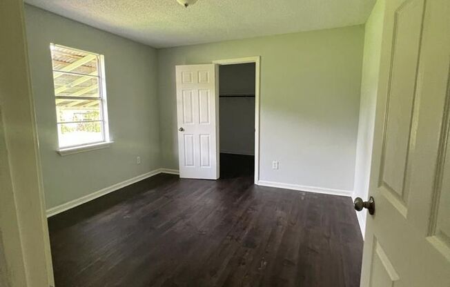 3 beds, 2 baths, $1,300