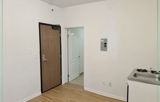 Studio, 1 bath, 350 sqft, $989, Unit 112