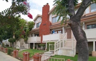 Charming Tri-Level Townhome in Van Nuys