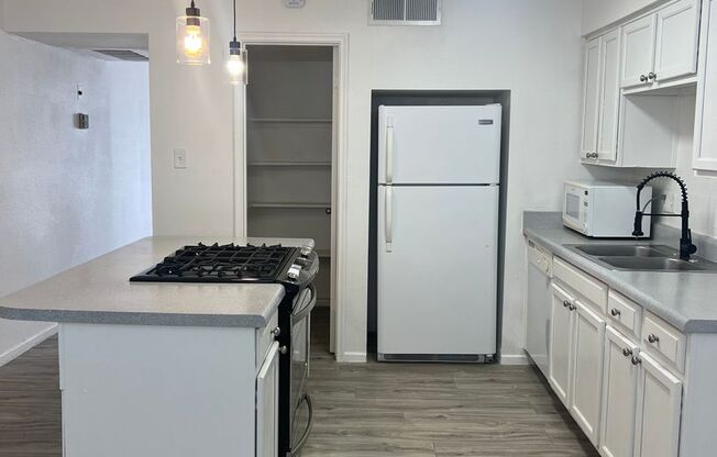 2 beds, 2 baths, 992 sqft, $1,800, Unit 15