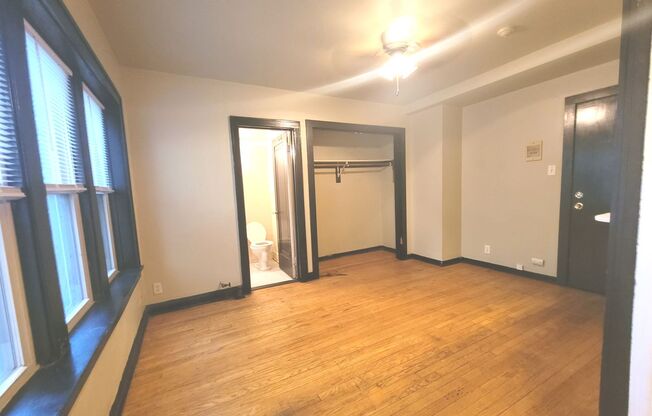 Studio, 1 bath, $825, Unit 09