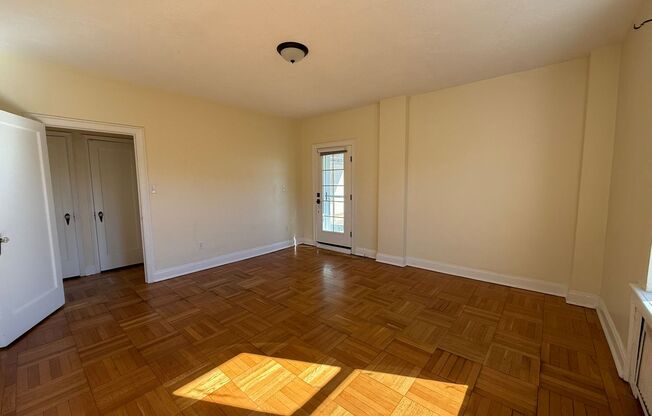 1 bed, 1 bath, 803 sqft, $2,450, Unit Royal York 1106