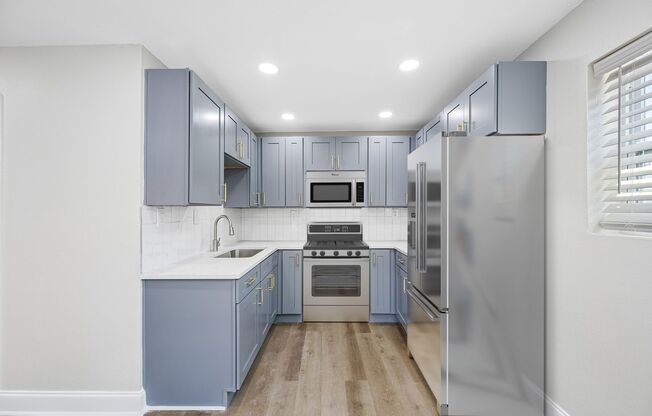 FULLY RENOVATED Davis Islands! Townhouse-Style Apartments, Walk to Everything!