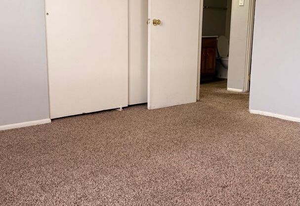 3 beds, 2 baths, $1,025