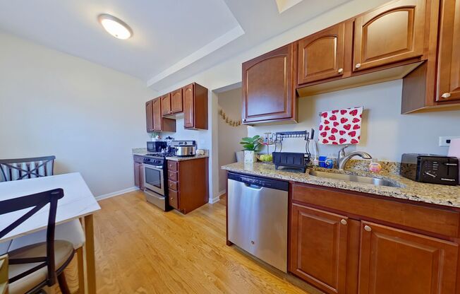 734-44 W. Aldine