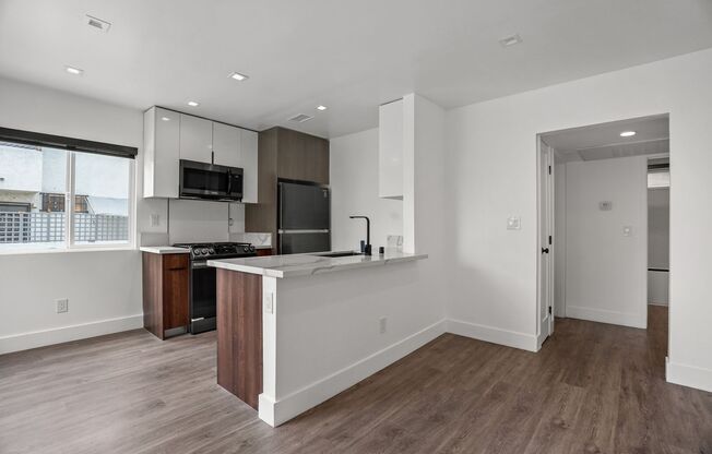 2 beds, 1 bath, 860 sqft, $2,495, Unit Suite 03