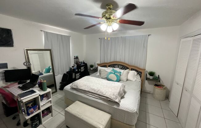 SPACIOUS 2 BD 1 BATH UNIT WITH LARGE BACKYARD