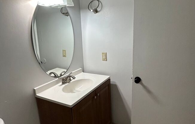 1 bed, 1 bath, 676 sqft, $975, Unit A2-8L