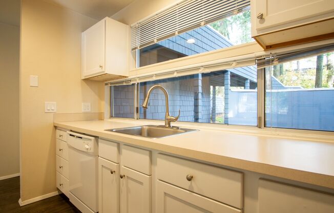 Get $250 OFF! Fantastic Lake Oswego 1Bdr w/Fireplace, Dishwasher, W/D & Patio!