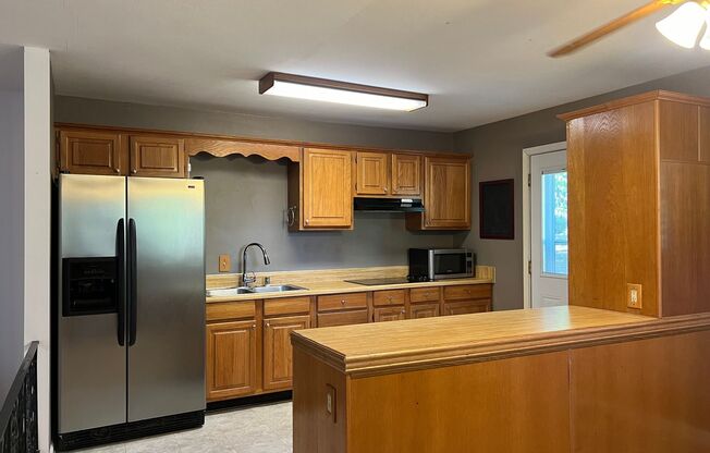 3 beds, 2 baths, $1,595