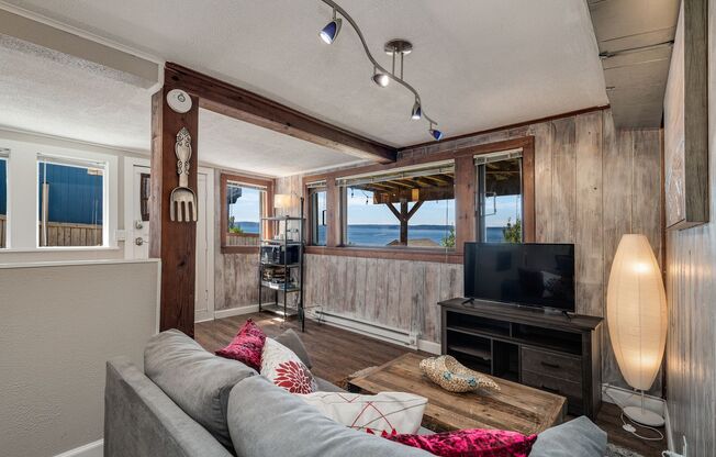 Ocean view 1 bedroom bottom floor unit close to Alki
