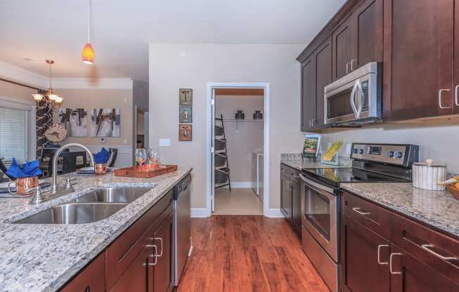 Fully Equipped Kitchen at Sorrento at Deer Creek Apartment Homes, Kansas, 66213
