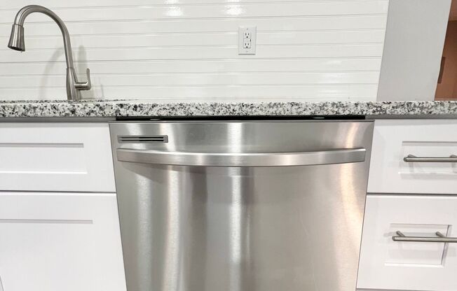 2 beds, 1 bath, $1,515, Unit 451 Frizzell Avenue Unit D R