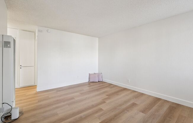 2 beds, 1 bath, 700 sqft, $2,128, Unit 545-1001