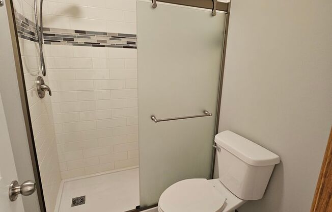 1 bed, 1 bath, 676 sqft, $1,125, Unit 25 - 216