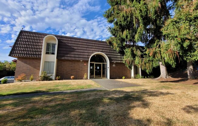 Conveniently located South Kirkland near Downtown-Laurel Park