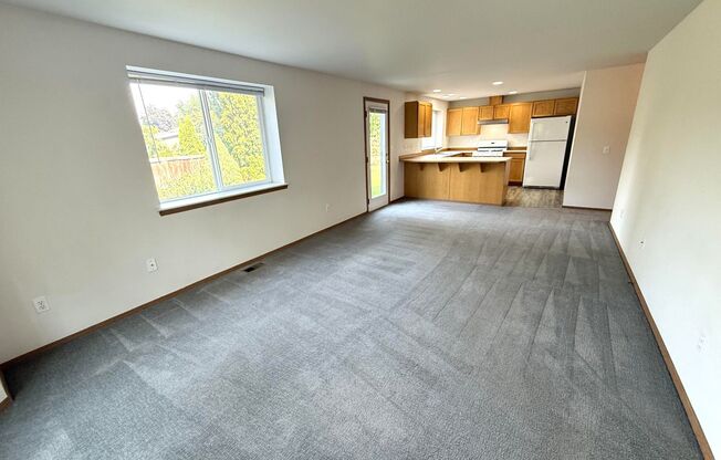 BONUS RENT SPECIAL! 3 Bed on Cul-de-sac with Great Backyard and Lawn Service!