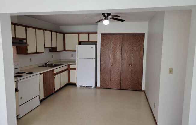 2 beds, 1 bath, 950 sqft, $595