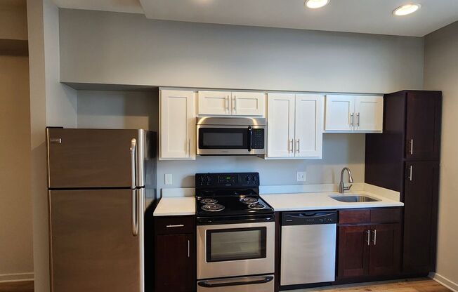 Studio, 1 bath, 431 sqft, $995, Unit Unit 303