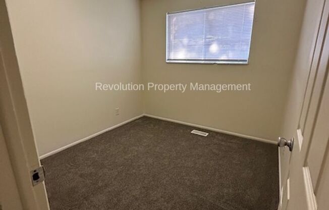 3 beds, 1 bath, 950 sqft, $1,275, Unit 3